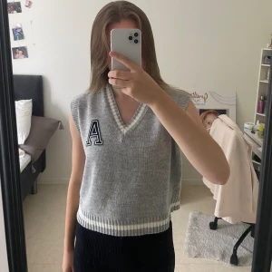 Stickad väst tröja - Mycket bra skick! Priset ingår inte i priset!!❌🚚