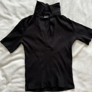 Kortärmad topp med krage - Så fin kortärmad topp med vringning och snygg krage från Gina Tricot! Använd några gånger men fortfarande i bra skick, säljer då den inte kommer till användning, storlek S!🫶🏼