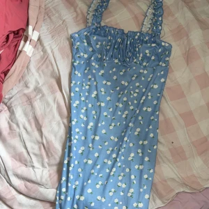 Klänning  - Sommar klänning  Använt 1 gång 