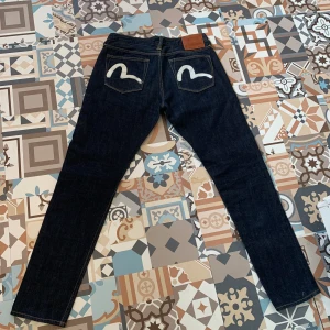 Evisu jeans - Säljer ett par evisu jeans, de är lite använda men det är inget som syns. De ser helt nya ut. Köpta för 1000 kr. #evisu #y2k #denim #evisujeans #drainer 
