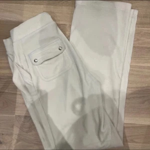 Vita juicy couture mjukisar - Storlek xxs men de är stretchiga och passar förmodligen upp till S🫶