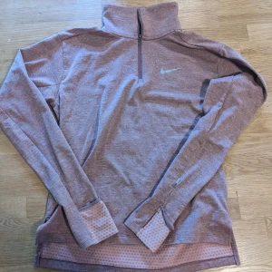 Träningströja Nike - Varm träningströja från Nike i strl. XS. Smidig ficka i ena armen Mycket bra skick, hel och ren.