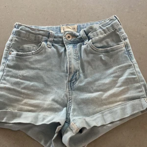 Jeansshorts barn  - Jeansshorts barn strl 164 med stretch tyg. Mjuka, väl använda och lite ripped framtill. Yttermått 28 cm Innermått ben 5 cm Midjemått 60 cm. Det är mycket stretch i midjan.