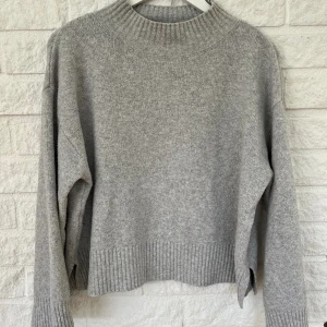 Stickad tröja - Fin stickad tröja med halvpolo. Från Pull & Bear. Använd men fin 🌻✨