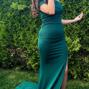 Festklänning - En grön lång festklänning som har används endast en gång i fint skick. Klänningen är i storlek S och säljs för 380 kr. Klänningen hämtas upp i Södertälje eller kan fraktas (man står för frakten själv). Om man vill ha flera bilder så kan jag skicka.