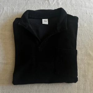 Frotté Piké - Zara - Svart pikétröja i frotté från Zara i fint skick.  Använd ett fåtal gånger.  Strl: M