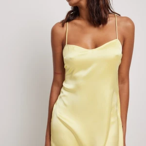 gul satinklänning - jättefin oanvänd satinklänning från NAKD