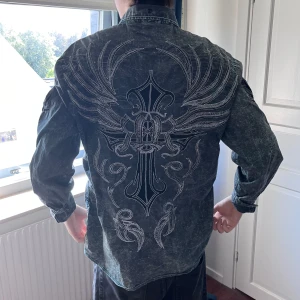 fet y2k skjorta med kors - för snygg skjorta 😢😢korsen är liksom påsydda/broderade så rkt bra kvalitet. köp ENDAST om du vill bli omringad av tjejer som vill ha ditt nummer ‼️ ‼️ PRIS KAN DISKUTERAS ‼️ skriv för frågor/fler bilder 🫶🏻🫶🏻🫶🏻