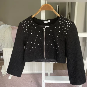 Bolero - Så söt bolero med gulliga detaljer, pris kan diskuteras 