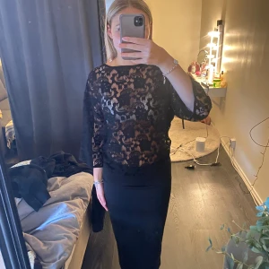 Spetstopp💞 - Jättefin spetströja💕den är öppen i ryggen vilket gör att du kan välja att knyta den eller ha den som den är! På bilden har jag knutit den för att få en tajtare passform❤️