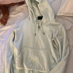 Juicy couture - Jätte fint sätt från juicy couture använt några gånger så dom har lite slitningar men bortsätt från de så är dom i bra skick. Det är storlek 34 i både byxorna och tröjan 