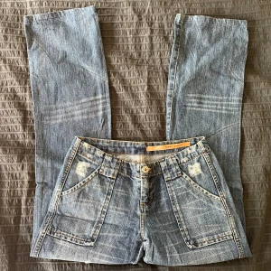 Lowwaist jeans - Så coola lowwaist bootcut jeans som tyvärr är lite för små för mig. Skulle säga att dom passar XS. Midjemåttet rakt över är 36 cm och innerbenslängden är 76 cm❤️‍🔥