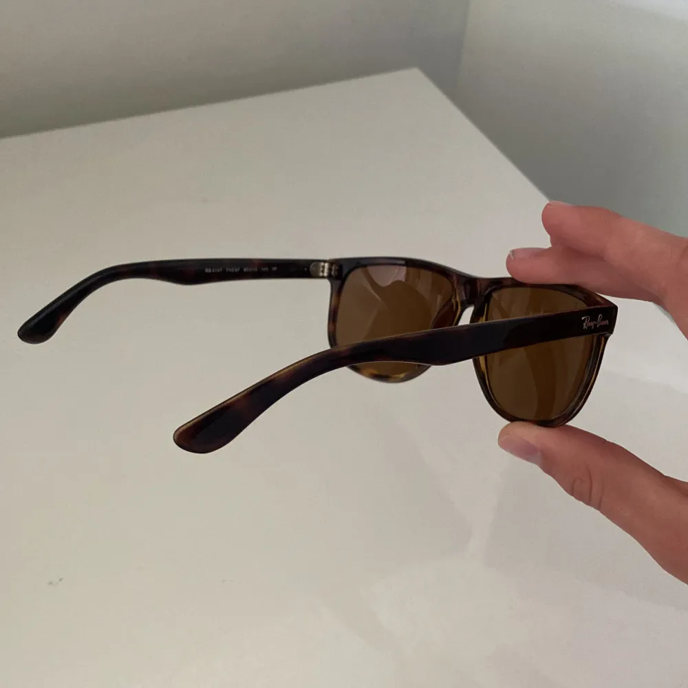 Rayban boyfriend i färgen brun och i fint skick. Skriv om frågor eller fler bilder . Asusteet.