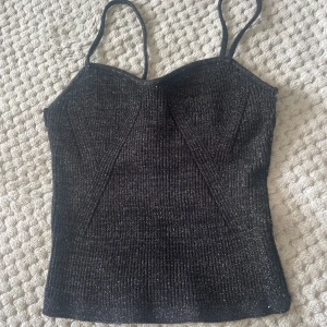 H&M fest tpp - Supergullig fest topp, den stretchar!!!! 🩷🩷