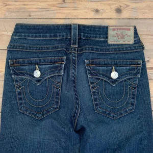 True religon jeans!🤩 - Sjukt snygga true religon jeans i jättebra skick! 💕 lågmidjade och bootcut.  Storlek: 27  Midjemått: 72  Innerbenslängd: 82