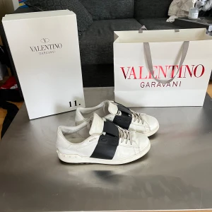 Valentino open strl 43 - Tja säljer mina valentino opens storlek 43 dom är i väldigt bra skick och man får låda och påse till det är bara att kontakta om ni har några frågor.