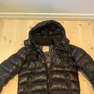 Moncler Fedor - En ovanlig modell på moncler jacka i väldigt bra skick. Köptes från merchsweden för drygt ett år sedan och har endast ett litet hål på insidan. Bild på hålet och kvitto kan skickas privat.