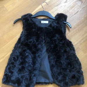 Pälsväst - Snyggaste och trendigaste pälsvästen!! 💕Knappt använd svart pälsväst i H&Ms största barnstorlek 🫶🏻🫶🏻🖤Obs! Sista bilden är endast en inspirationsbild och ingen bild på västen som är till salu! ☺️☺️☺️