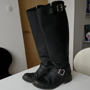 Black boots - Black leather boots with buckle detail. Riding boots style. Size 38. Previously used.