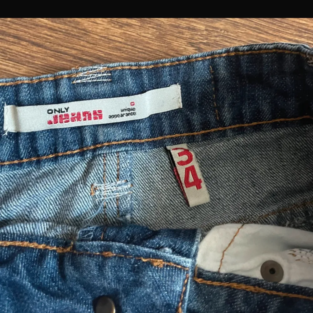 Söt mini jeanskjol från only jeans midjemått rakt över: 36cm längd: 32cm💓. Kjolar.