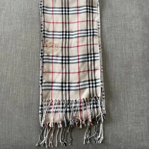 Burberry halsduk - Tja, säljer en Burberry halsduk i riktigt fint skick. Inga fläckar eller tecken på användning, priset går att diskuteras. Hör av dig vid minsta fundering!