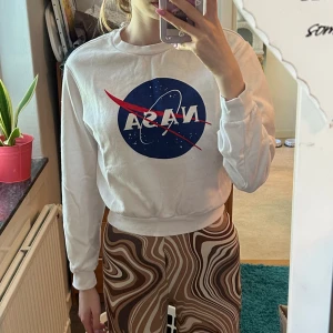 Vit nasa sweatshirts  - Vit nasa sweatshirt, storlek xs, från hm, bra skick 