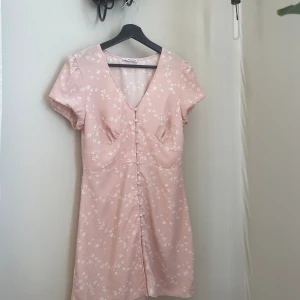 Klänning - En supersöt sommarklänning ifrån Nelly x Glamorous. Använd något enstaka tillfälle.