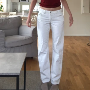 Lågmidjade Jeans - Lågmidjade jeans i modellen Arrow Low Straight Leg från Weekday.  Perfekta i passformen, men har för mycket brallor och måste sälja av. Nyskick 🩷 Tryck gärna på köp nu! 
