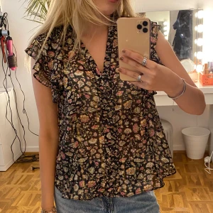 Blommig blus  - Säljer min blommiga blus från Mango. Blusen är i storlek S🥰
