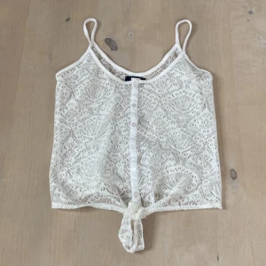 Spets linne - Vitt spets linne från Bik bok. Sann i strl och inga fläckar finns. Använd fåtal gånger och är väl omhändertagen. Jätte fin till sommaren. Den är ganska genomskinlig så man behöver något under.