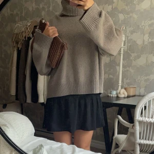 Svart klänning  - Gullig klänning som kan stylas jätte fint med assocoarer som t.ex på bilden eller med ett skärp osv. Snygg att bära för sig själv också såklart beroende på tillfälle om man ska till stranden t.ex😇 Passar från xxs upp till s