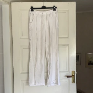 Linnebyxor - Vita linnebyxor från Lager 157. I använt skick men inga tecken på användning. Storlek S Kan skicka mer bilder om de efterfrågas. Fraktkostnad tillkommer💕