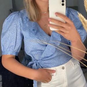 Blus  - Blus från & other stories. Använd 1 gång och som ny