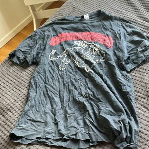 T-shirt - svart med ett lejon på pösig t-shirt