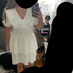 Sommarklänning  - Säljer denna klänning då jag endast använt den en gång och inte vill ha den längre. 
