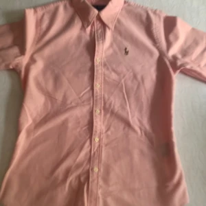 Ralph Lauren skjorta  - Har aldrig använt denna och säljer därför den. Bra skick!