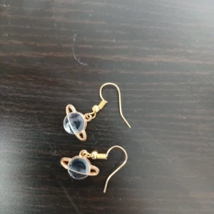 Örhengen  - Super fina svarta planeter alldrig andvänt bra pris passar massa människor.