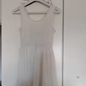 Vit klänning vero moda storlek M 