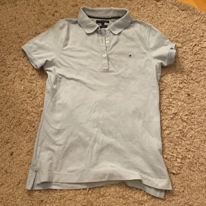 Pikétröja  - Säljer min brorsas gamla piké tröja från Tommy hilfiger. Använt för längesen men inte några defekter.