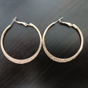 Örhengen/ringar  - Super fina ringar med lite plat ner till passar till alla fäster. Andvänt dom men ser ut som nya