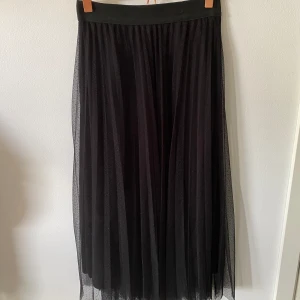 Medellång kjol - Medellång kjol stl S från Pull & Bear i fint men använt skick🪩🖤