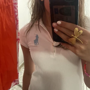 Ralph Lauren Klänning - Jättefin Ralph Lauren klänning men som tyvärr har blivit lite kort för min smak. Skulle säga att de är storlek xxs