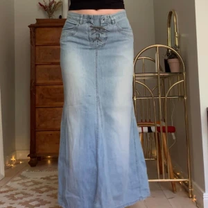 Vintage lång jeanskjol - Maxikjol i jeans med snörning i midjan (snöret kan behövas bytas ut), vintage Kappahl! Jag är 173 cm, midjemåttet är 76 cm och längen 90 cm 💞
