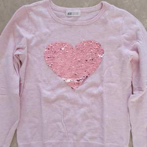 Sweetshirt tröja från HM, ljusrosa med en paljett hjärta på magen som också är vändbara  I mycket bra skick 