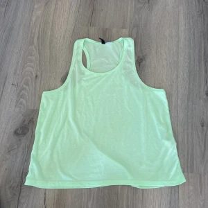 Linne - Ljus grönt linne i strl 36/s från divided (hm) jätte skönt material och är j ett bra skick. Den är i ett tunt material som gör den ganska ventilerad. Ser oversized ut på bild 1 och 2 men ser väldigt snyggt ut på som strl s-m.