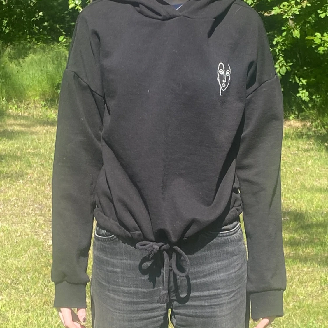 Svart hoodie med detalj - 91