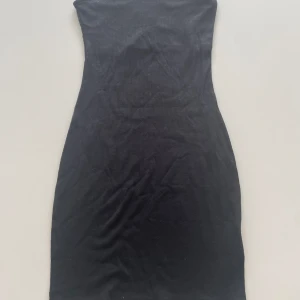 tubklänning - jag säljer en jättefin svart tubklänning från H&M i storlek S. använt en gång🥲