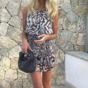 Snygg Zaraklänning - Jättefin slutsåld klänning från Zara som man både kan klä upp och ha på fest, eller klä ner och ha till vardags. Klänningen är i ny skick 