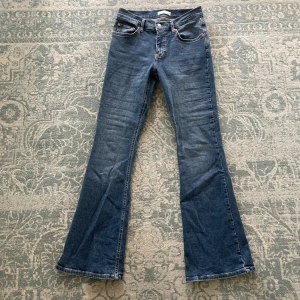 Jeans - Näst intill oanvända Gina jeans. Low-mid rise bootcut jeans i petite modellen!  Nypris: runt 600kr