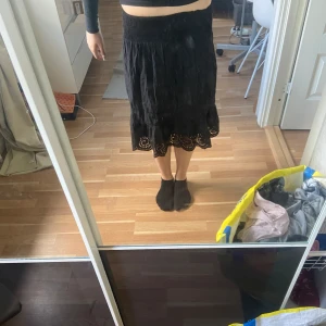 Kjol - Medellängd  Helt ny Hund i hemmet